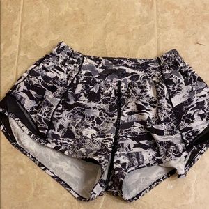 lululemon hotty hot 2.5 shorts